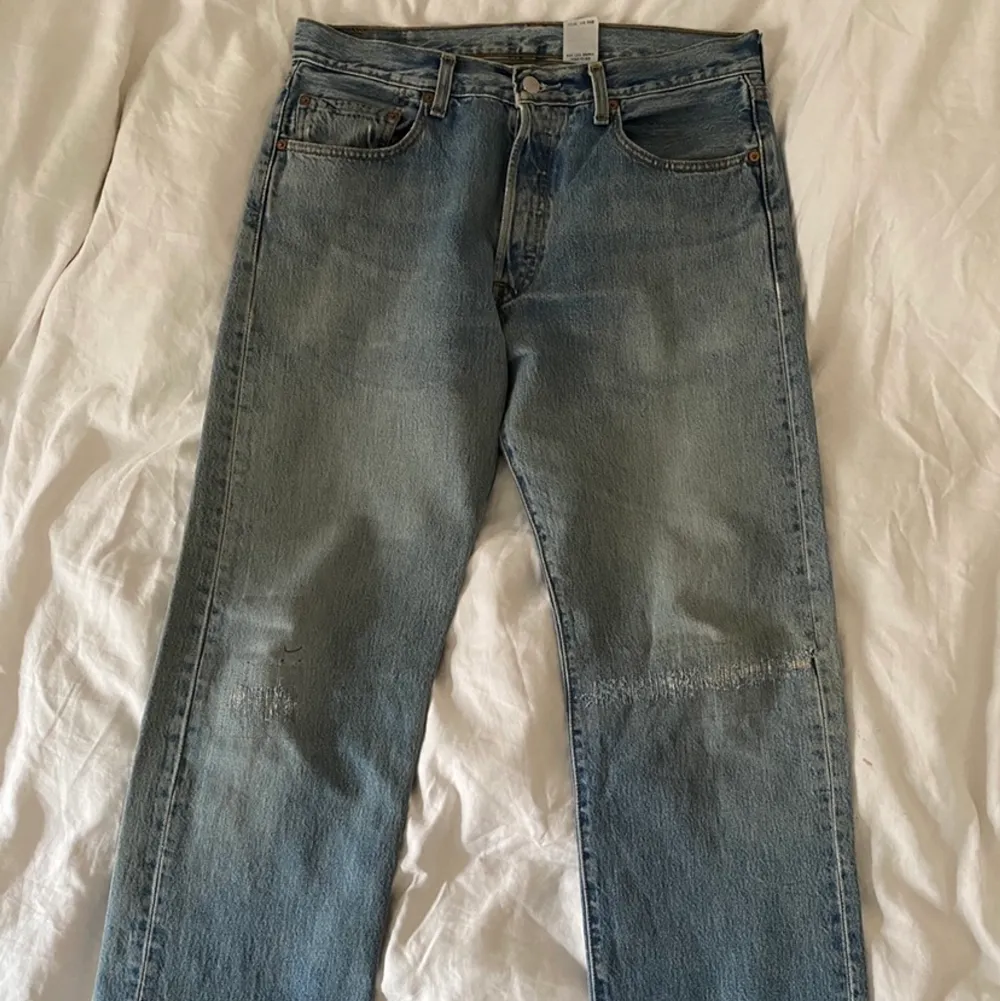 Vintage levis 501 jeans, underbar tvätt och perfekt straight fit men har hittat nya som jag använder mer så säljer dessa nu för att rensa garderoben. Skriv vid ytligare funderingar eller frågor så hjälper jag gärna till! Hål vid ljumsken, kan fixas enkelt. Jeans & Byxor.