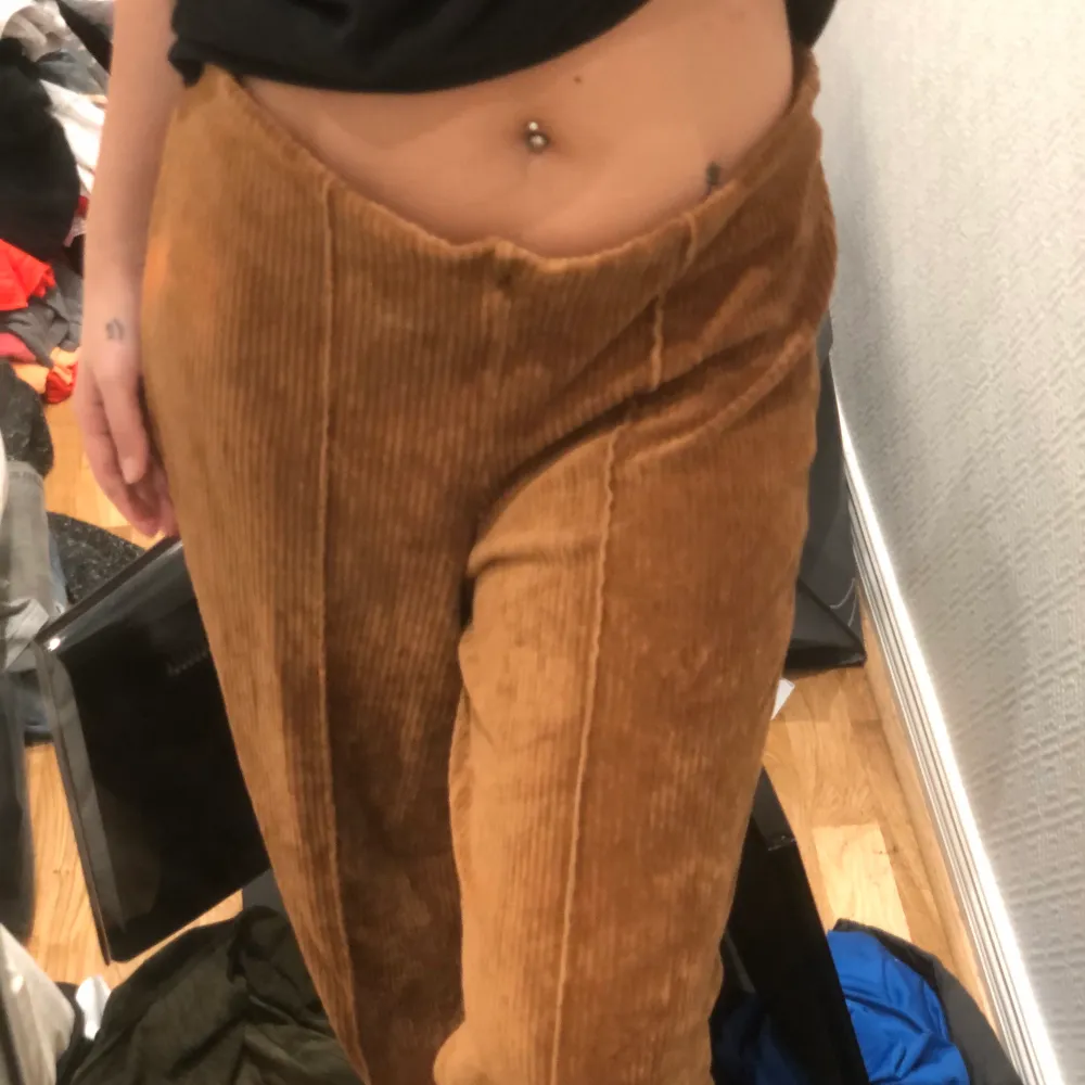 bruna byxor från gina tricot i storlek M, knappt använda, säljer då dom är för stora !!. Jeans & Byxor.