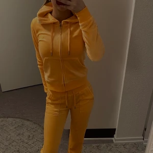 Juicy Couture - Fick i present, kommer inte till använding. Helt ny, oanvänd💞 Är 163, överdelen är XS underdelen är XXS❤️. Helas settet kostar egentligen 2300, säljer för 1 400!💞 Frakt varierar🥰 PRISLAPP ÄR PÅ