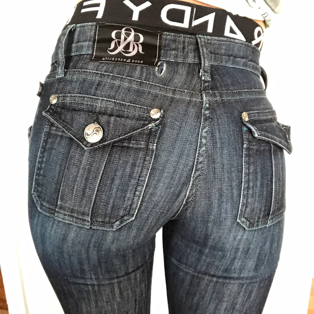 Så fina lågmidjade och utsvängda jeans. Jeans & Byxor.