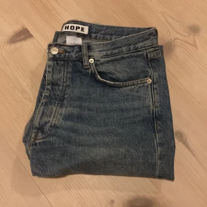 Hope rush jeans - Hope rush jeans i färgen mid vintage blue. 