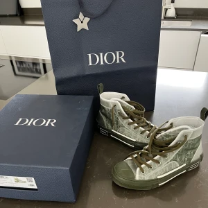 Dior sneakers  - Säljer dessa super snygga limited edition DIOR skorna! Köpta i Milano (dior butiken), det finns kvittot & äkthetsbevis!   Modell: B23 Färg: Grön  Låda + påse medföljer!  Endast använda två gånger, så i nyskick!   Nypris: 10.834kr (990€)  6500 kr