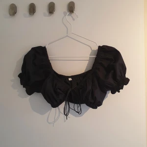 Crop top - Superfin tröja att ha till både jeans och kjol. Säljer då den blivit för liten. Sytt dit ett fäste vid knytningen. Använd endast en gång. Köparen står för frakt!