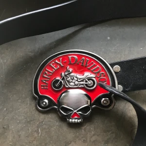 Harley davidson bälte - Fett harley davidson bälte Ca 120cm  Lite slit vid ett av hålen