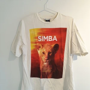 T-shirt med tryck - T-shirt med tryck från Zara! Säljer då den inte kommer till användning. Köparen står för frakt!