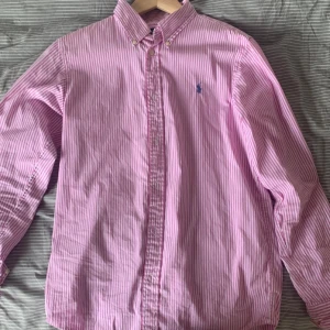 Skjortor  - Tre skjortor i mycket bra skick Alla i storlek 48/M. Kan sälja de en och en elr tsm