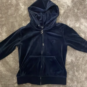 Juicy couture kofta Xs - Säljer mörkblå juicy couture kofta i storlek Xs. 🤍köptes för 1200 använd cirka 4 gånger. Tröttnade eftersom jag inte hade byxorna till den. Den är i bra skick och tvättas självklart innan den skickas. Bor i Stockholm. Säljer för 700. PRIS KAN DISKUTERAS
