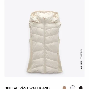 Beige Zara väst  - Säljer Denna väldigt efterfrågade Zara västen i storlek M men passar Xs/S då vanligtvis brukar ha storlek Xs/S. Den är i väldigt bra skick, inte använt så mycket då det var ett köp jag inte behövde. Ni kan jätte gärna skriva kring frågor/Bilder.