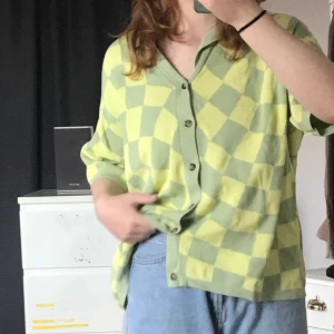 Rutig tröja - Säljer denna rutiga tröjan från Asos. Använd ett fåtal gånger.