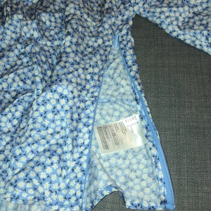 Tröja/topp med dragkedja från H&M strl M  - Blommig tröja med dragkedja på sidan i strl M, oanvänd 