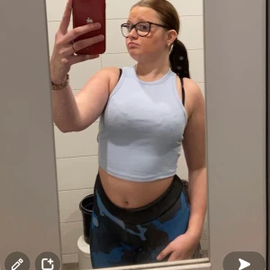 Tröja  - Säljer denna blåa tröja/topp jätte fin den med men kommer heller aldrig till andvändning .