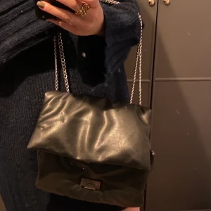 Svart väska - Snygg svart väska från hm. 150+ frakt.