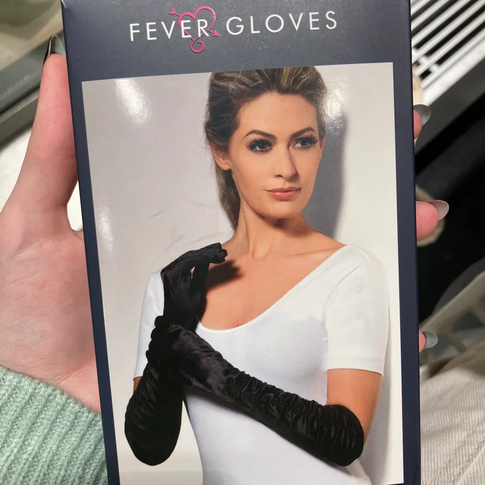 Handskar köpta för halloween men aldrig använda, frakten ingår :) . Accessoarer.