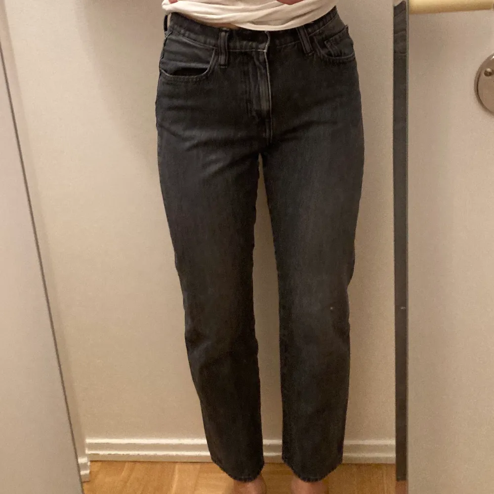 Mom-jeans i svart från UniQlo. Midjan är 61 cm(dock stretchiga!) , så byxorna motsvarar ungefär XS. skriv om du har någon fundering! . Jeans & Byxor.