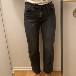 Svarta jeans strl xs (läs mer i info om mått) - Mom-jeans i svart från UniQlo. Midjan är 61 cm(dock stretchiga!) , så byxorna motsvarar ungefär XS. skriv om du har någon fundering! 