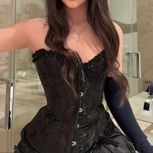 Svart korsett - Säljer denna helt oanvända snygga korsett som är superpoppis. Storleken är XS-S då den är anpassningsbar. 🙌 Skickar självklart egna bilder på korsetten om det önskas!