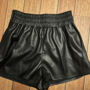 Skinn shorts  - Snygga skinn shorts från ginatricot i strl M passar även S. Knappt använda. 