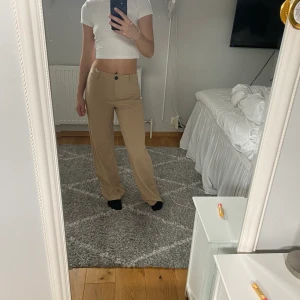 Beigakostymbyxor - Väldigt fina kostymbyxor från Bershka💞 Perfekta i storlek💞Använda 1 gång💞 Storlek 34, 150kr och köparen står för frakt 💞