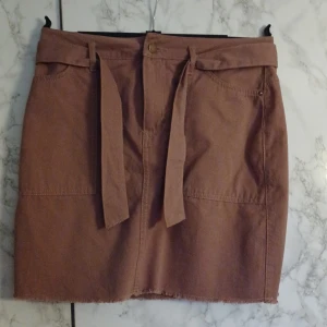 Kjol - Kort kjol med knytskärp 