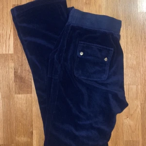 Juicy byxor - Säljer nu mina fina blå juicy byxor då dom inte kommer till användning och att jag har andra, dom är fint skick och endast använda några gånger. Dom är som vanliga men annat material men väldigt sköna!💞Köp direkt för 800kr