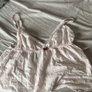 Oddmolly - säljer denna jätte söta topp då den är för stor för mig den är i storlek M och är från oddmolly skriv privat för mer bilder 💓