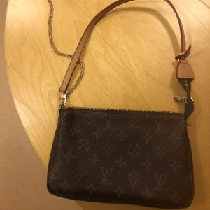 Väska  - Fejk Louis Vuitton men jättefin 