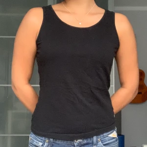 Svart Tank Top - Megarensning av garderob! En basic svart tanktop i storlek S. I bra skick.