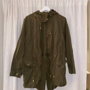 Jacka  - militärgrön jacka 34/36 bikbok, använd några gånger 