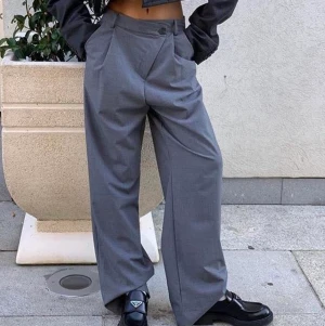 Grå kostymbyxa - Asymmetrisk grå kostymbyxa från Zara. Stl S och är perfekt oversized!