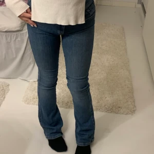 lågmidjade jeans  - Lågmidjade bootcut jeans från bikbok, köpt för väldigt längesen ,väldigt bra skick me tanke på att jag använt dom ganska mycket💕🌸