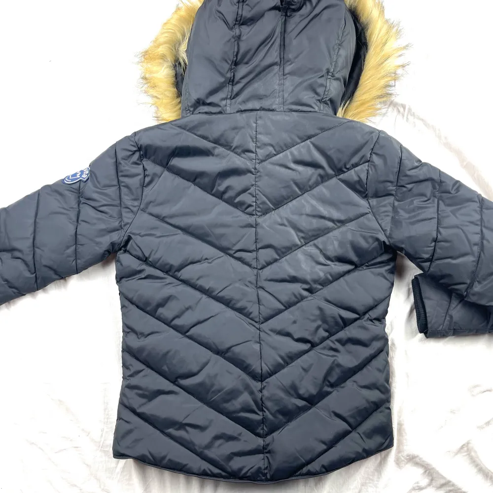 Säljer denna super fina Svea jackan i storlek 160! Köpt för flera år sedan, endast använd en vinter! Frakt tillkommer 70kr❗️. Jackor.