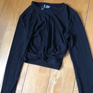 Tröja - Tröja från hm, välanvänd skick. Dock inga tecken på fläckar eller hål. Frakt tillkommer på 35kr!