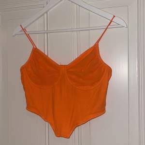 Orange korsett topp från Shein, storlek M. 50kr+frakt