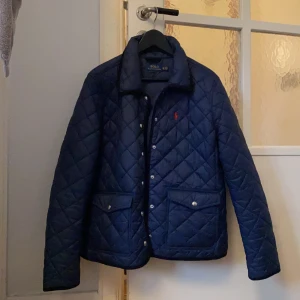Jacka Ralph Lauren - Oanvänd jacka från Ralph Lauren.  XL men liten i storlek (passar M).
