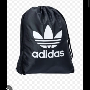 Adidas gympåse - Vanlig gymnastikpåse från adidas. Nästan helt oanvänd. Köpt några år sedan men fortfarande stilsäker.😉