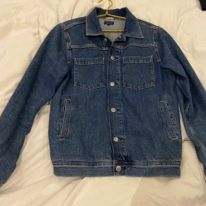 Gant jeansjacka - Fin jeansjacka från Gant. Smidiga sidofickor samt dubbla innerfickor och bröstfickor.