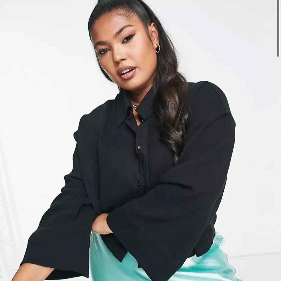 Oanvänd svart kort skjorta 