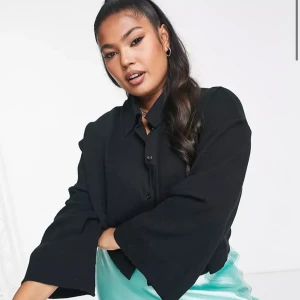 Oanvänd svart kort skjorta  - Svsrt skjorta från ASOS i kort modell - oanvänd 