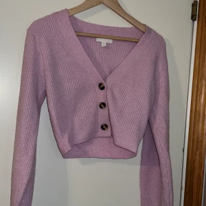 Rosa stickad kort tröja XS - En super fin stickad tröja /croptop.  Storlek XS från H&M - använd 1 gång då jag inte gillar korthet på kläder. 