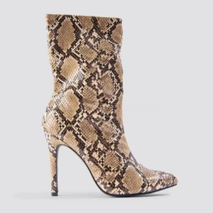 Snake print stiletto boots - Säljer mina galet snygga snake print stilett boots från NA-KD, då de aldrig kommit till användning. Storlek 37, klackhöjd 11 cm. Nyskick