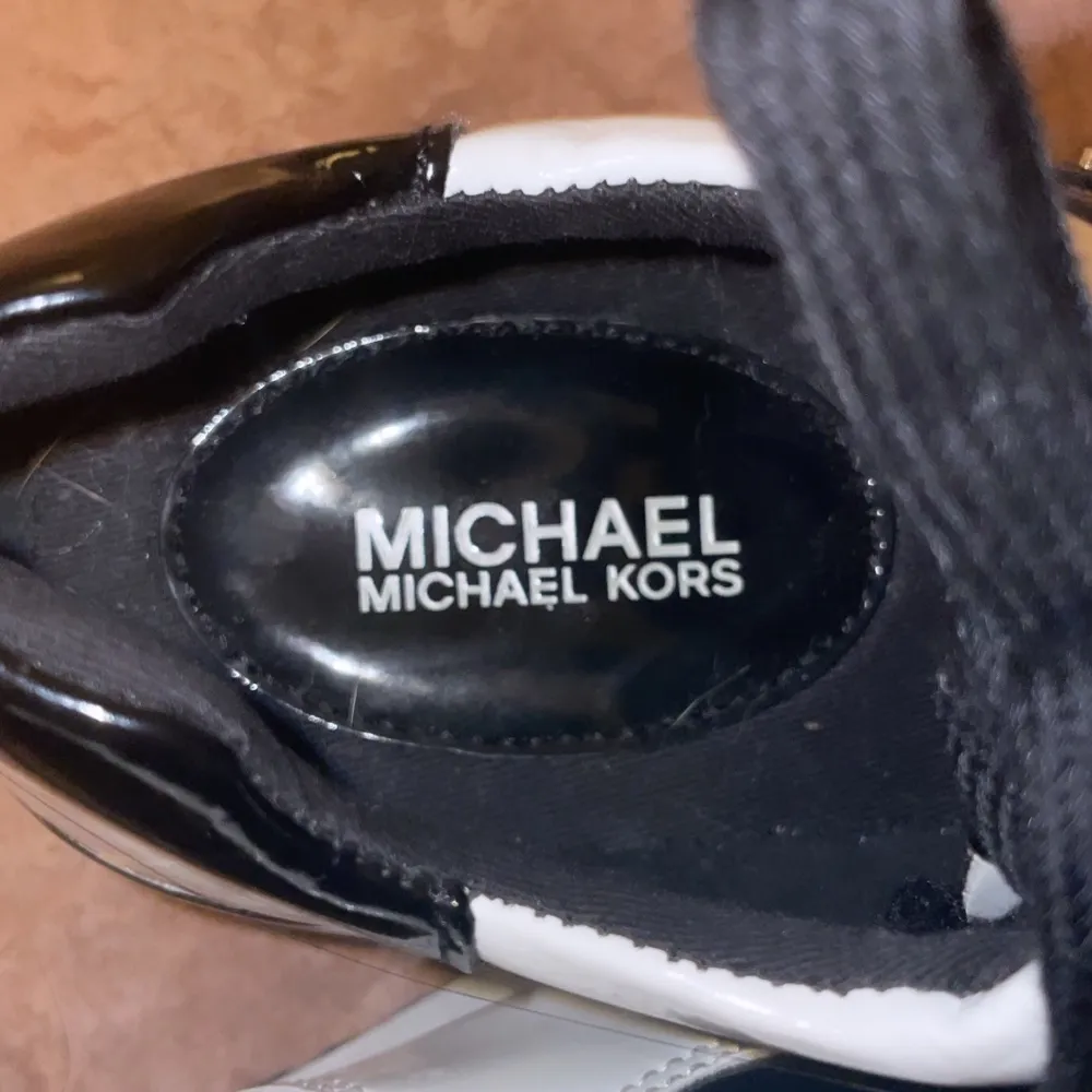 Michael kors skor i strl 37. Aldrig använda, ordinarie pris 3000kr säljer för 1000kr . Skor.