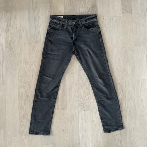 Levi’s 502 jeans strl 29/30 - Levi’s 502 jeans i strl 29/30. Använda men i mycket fint skick, inga särskilda defekter. Nypris 1400kr. Hör av dig för frågor/bilder. Inga returer.