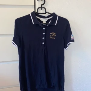 Piketröja - Marinblå Pikétröja köpt på EM i Göteborg 2017 i h&m’s monter. Bra och slitstark kvalite! Pris går att diskutera. 100 + frakt  
