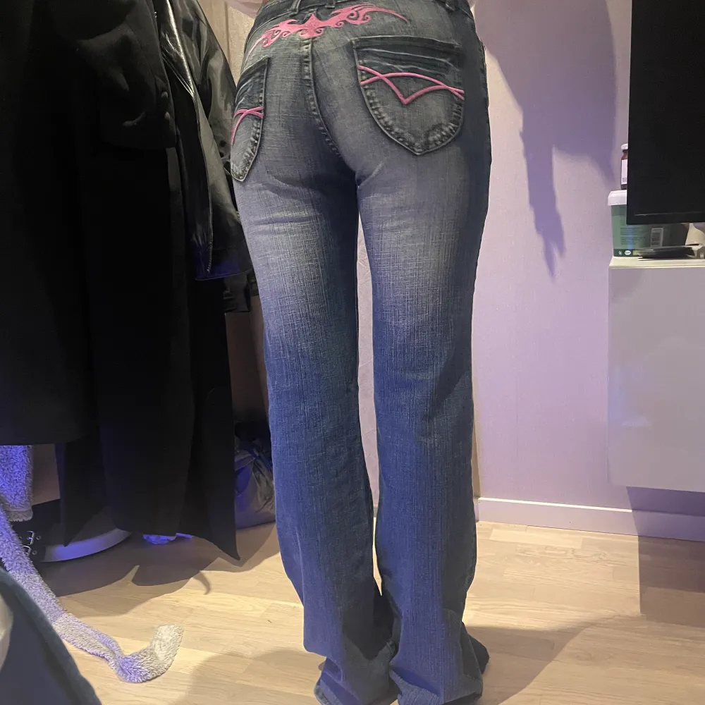 Säljer mina suuuper snygga Crazy age Jeans då dem blivit lite för små och jag inte får så mycket användning av dem:/ Dem är i super fint skick och detaljerna är super snygga🫶. Jeans & Byxor.