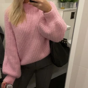 Rosa stickad tröja  - Världens finaste rosa tröja från zara . Köpt förra hösten, storlek M💓💓