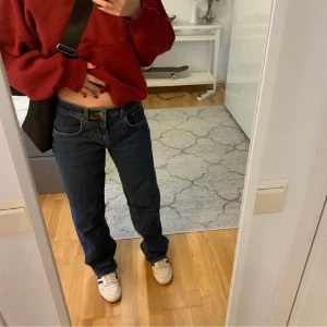 Jeans y2k - ( SKRIV ENDAST OM DU ÄR INTRESSERAD AV ATT KÖPA ) Snöre inutti så man kan justera💞 tjejen på bilden är 165, midjemåttet är 78 