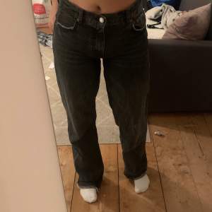 Mid rise jeans från zara. Jättefin grå färg, visas bäst på bild 3. Strl 36, jag är 168 lång. Säljer pågrund av används inte❤️köpare står för frakt