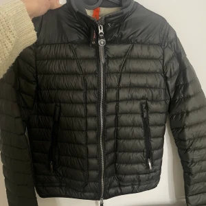 Parajumper jacka - Äkta parajumper jacka i storlek XS/S. Använd endast 3 ggr. 