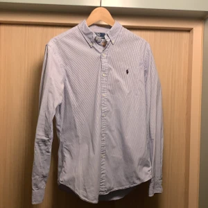 Ralph lauren skjorta - Ljusblå/vitrandig Ralph Lauren skjorta. Storlek M, herrmodell, slim fit. Nyskick - inget slitage