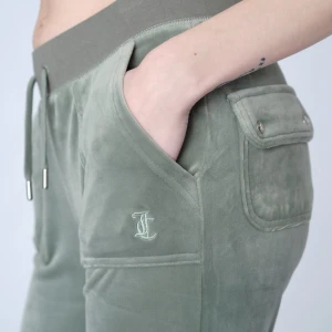 SÖKER!💚 - Hej, jag söker dessa juicy byxor i storleken M eller L! Skriv till mig om du har några😊